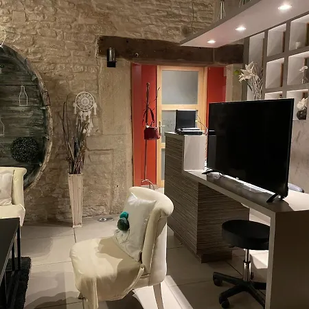 L Institut Lägenhet